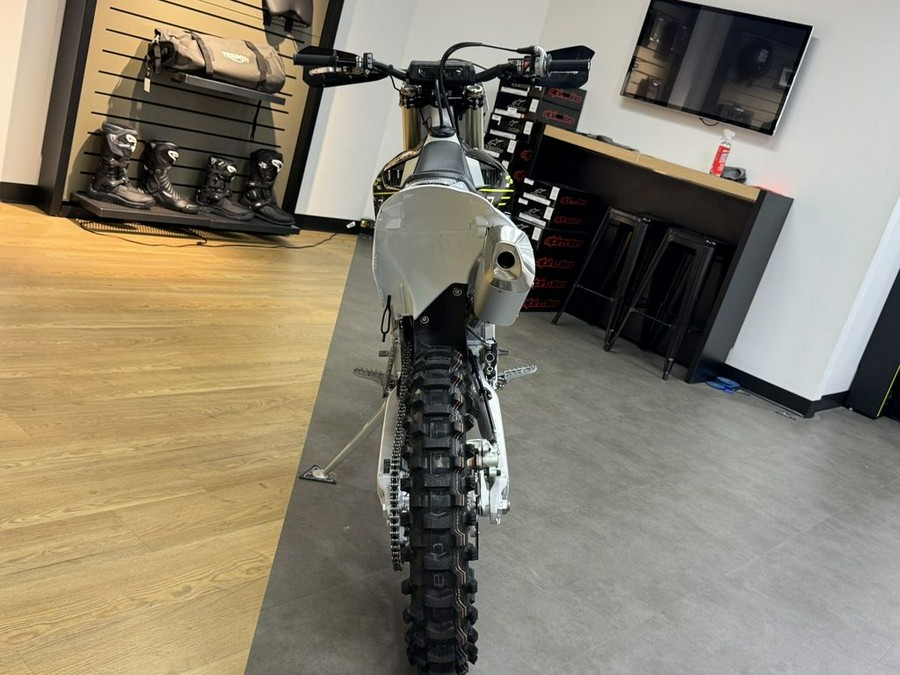 2026 Triumph TF 450-C Jet black/ Pure white