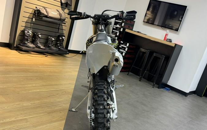 2026 Triumph TF 450-C Jet black/ Pure white