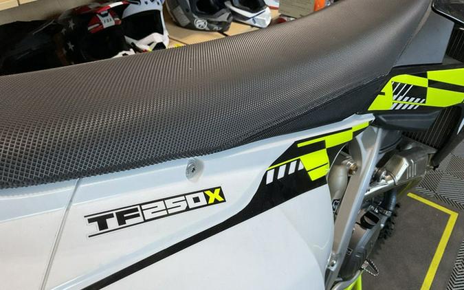 2025 Triumph TF 250-X Jet Black/Pure White