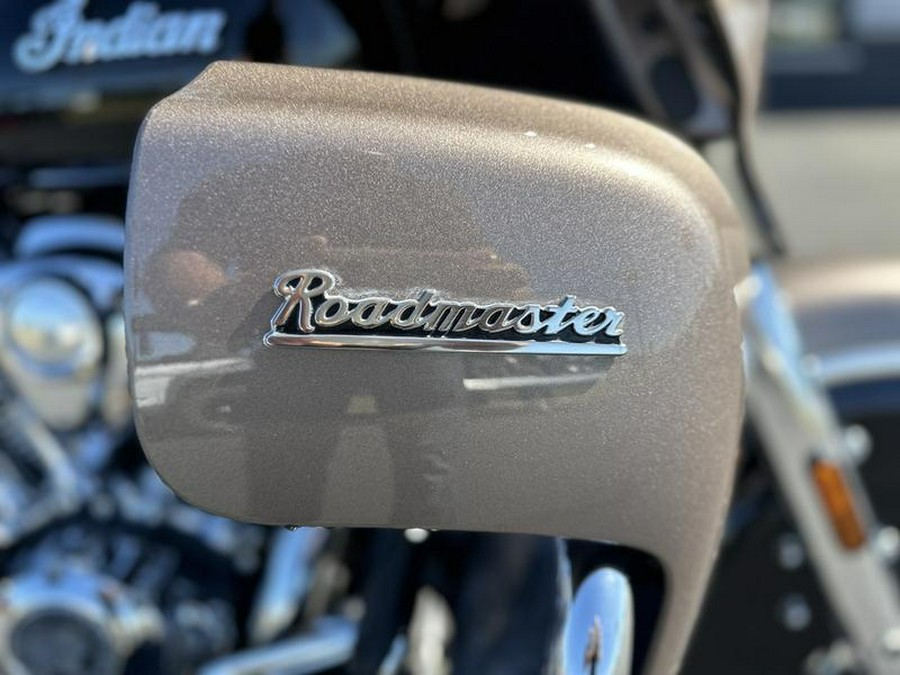 2018 Indian Motorcycle® Roadmaster® ABS Polish.Bronze Over Thund.Black w/Silver Pinst.