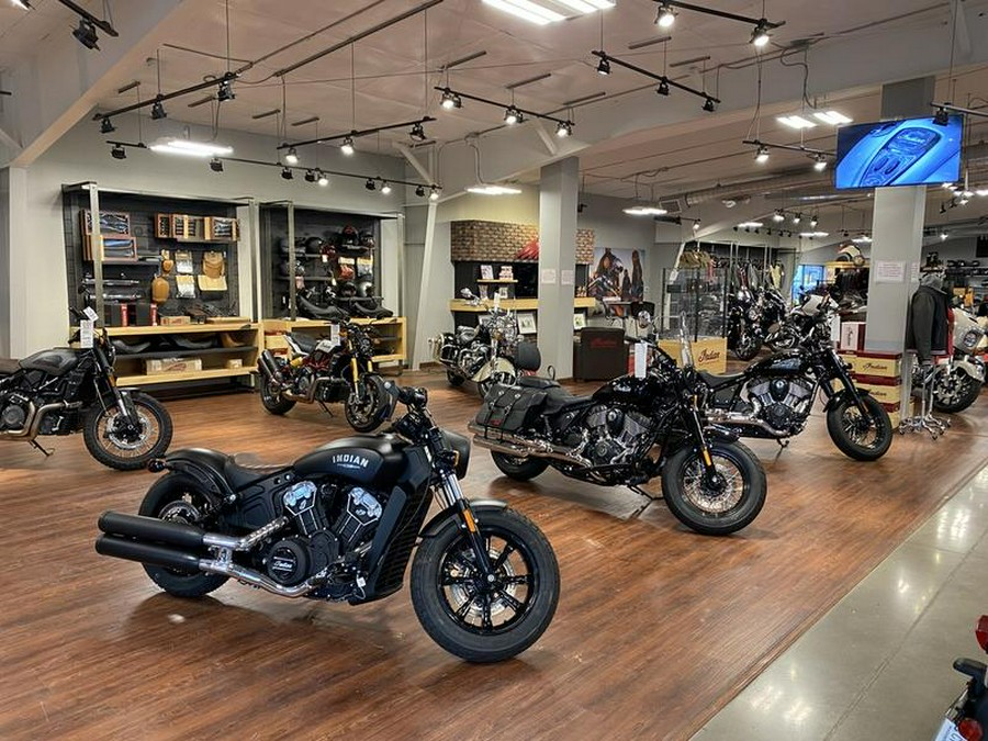 2018 Indian Motorcycle® Roadmaster® ABS Polish.Bronze Over Thund.Black w/Silver Pinst.