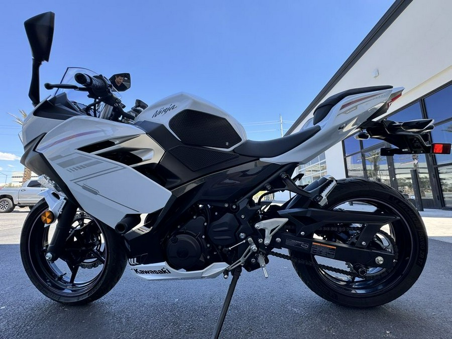 2023 Kawasaki Ninja® 400 ABS Pearl Blizzard White/Metallic Carbon Gray