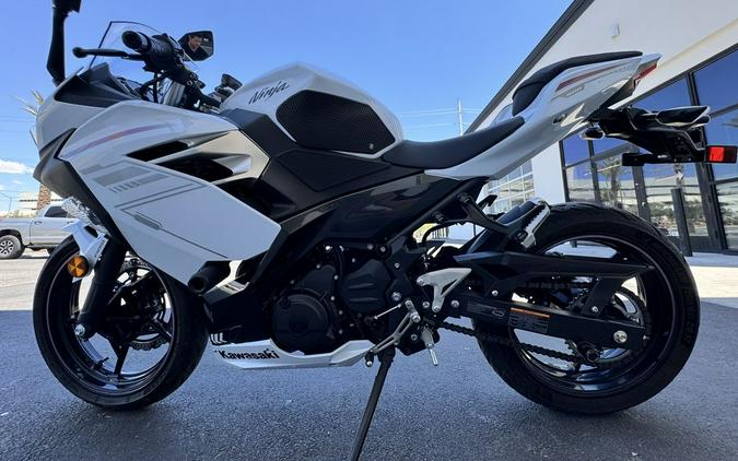 2023 Kawasaki Ninja® 400 ABS Pearl Blizzard White/Metallic Carbon Gray