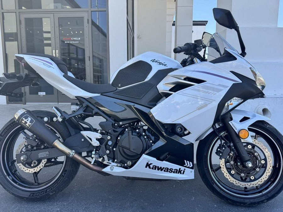 2023 Kawasaki Ninja® 400 ABS Pearl Blizzard White/Metallic Carbon Gray