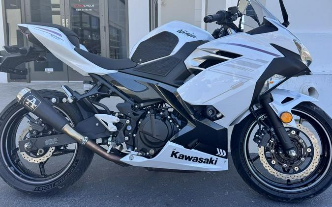 2023 Kawasaki Ninja® 400 ABS Pearl Blizzard White/Metallic Carbon Gray