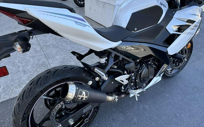 2023 Kawasaki Ninja® 400 ABS Pearl Blizzard White/Metallic Carbon Gray