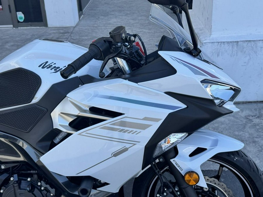 2023 Kawasaki Ninja® 400 ABS Pearl Blizzard White/Metallic Carbon Gray