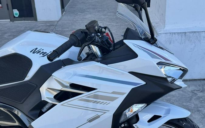 2023 Kawasaki Ninja® 400 ABS Pearl Blizzard White/Metallic Carbon Gray