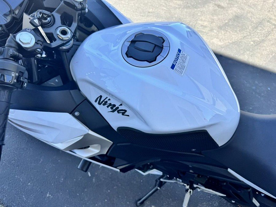 2023 Kawasaki Ninja® 400 ABS Pearl Blizzard White/Metallic Carbon Gray