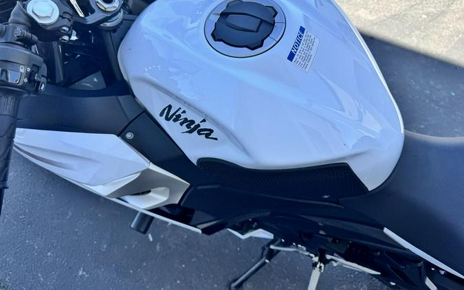 2023 Kawasaki Ninja® 400 ABS Pearl Blizzard White/Metallic Carbon Gray