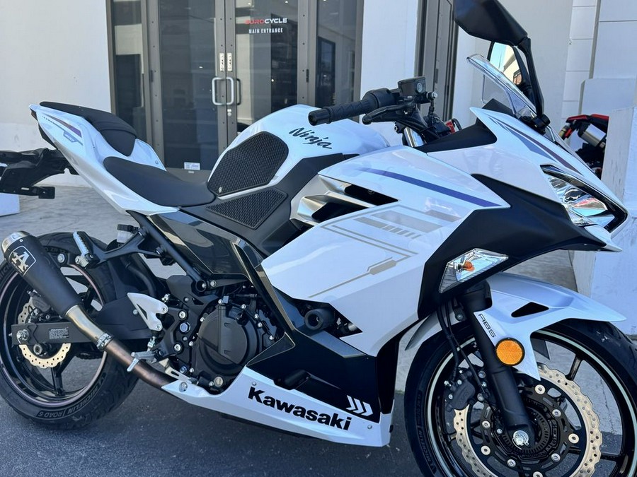 2023 Kawasaki Ninja® 400 ABS Pearl Blizzard White/Metallic Carbon Gray