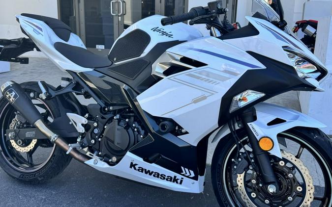 2023 Kawasaki Ninja® 400 ABS Pearl Blizzard White/Metallic Carbon Gray