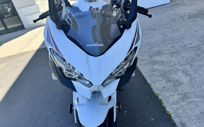 2023 Kawasaki Ninja® 400 ABS Pearl Blizzard White/Metallic Carbon Gray