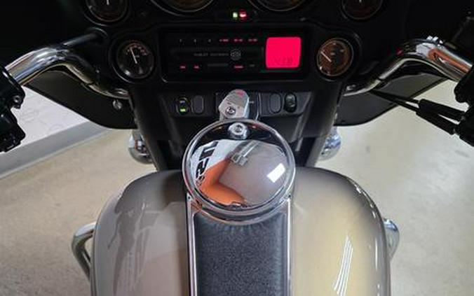 2004 Harley-Davidson® FLHTC - Electra Glide® Classic