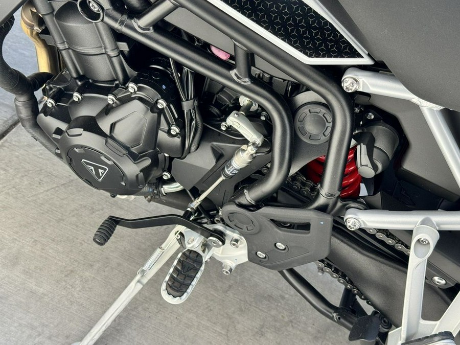 2025 Triumph Tiger 900 GT Pro Snowdonia White / Sapphire Black