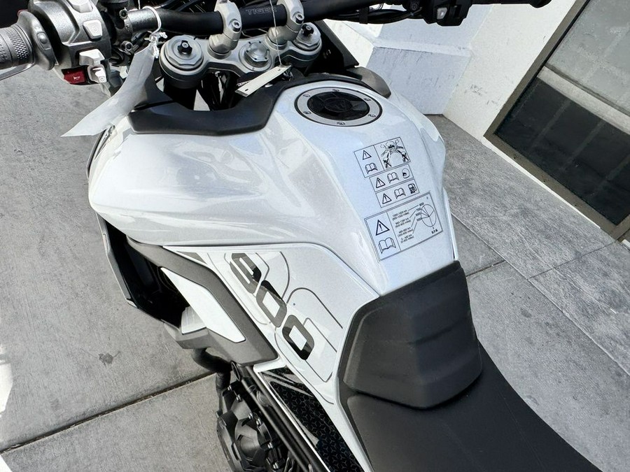 2025 Triumph Tiger 900 GT Pro Snowdonia White / Sapphire Black