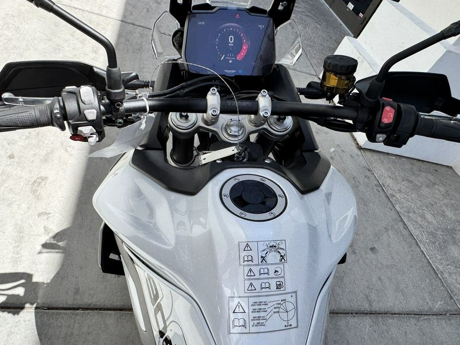 2025 Triumph Tiger 900 GT Pro Snowdonia White / Sapphire Black