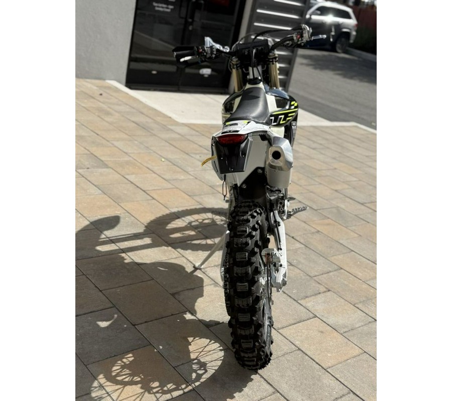 2026 Triumph TF 450-E Jet Black/Pure White