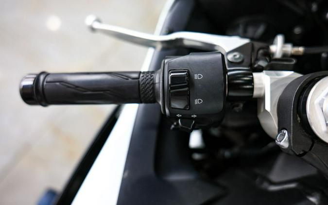 2012 Yamaha YZF-R6 (Raven)