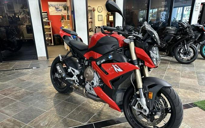 2022 BMW S 1000 R Racing Red