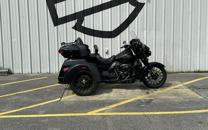 2025 Harley-Davidson® Tri Glide® Ultra Vivid Black