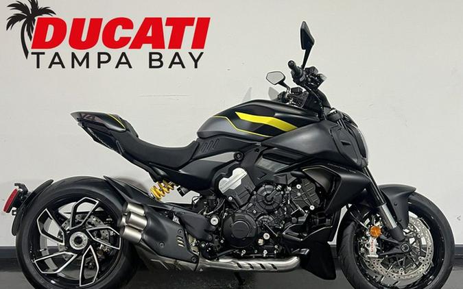 2026 Ducati Diavel V4 Black Roadster