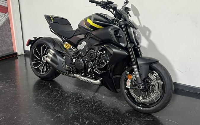 2026 Ducati Diavel V4 Black Roadster