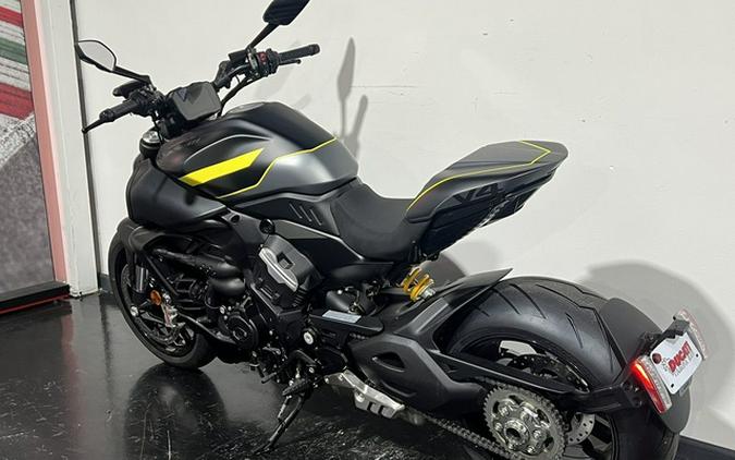 2026 Ducati Diavel V4 Black Roadster