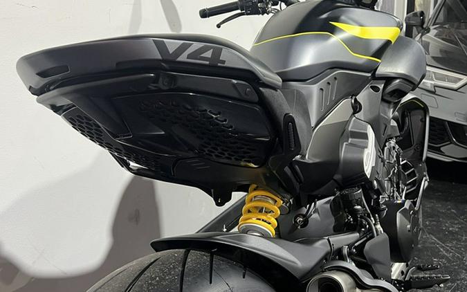 2026 Ducati Diavel V4 Black Roadster