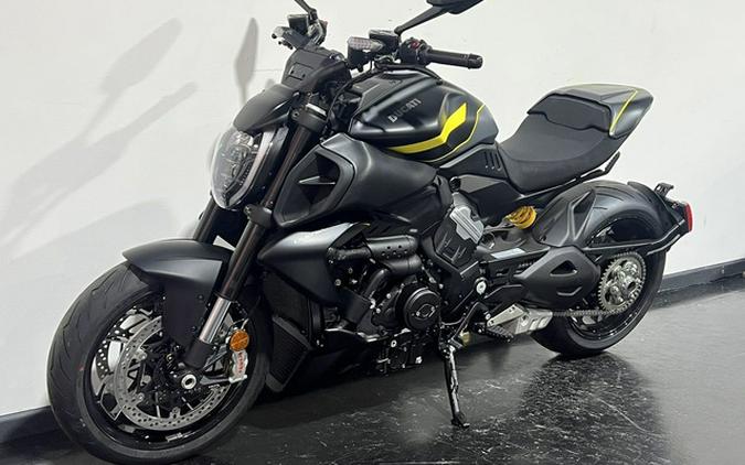 2026 Ducati Diavel V4 Black Roadster