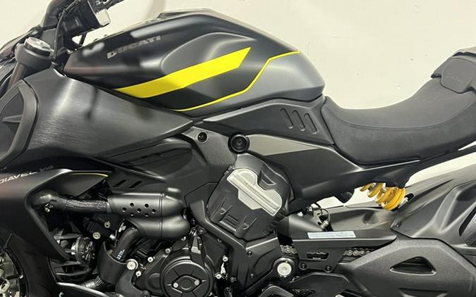 2026 Ducati Diavel V4 Black Roadster