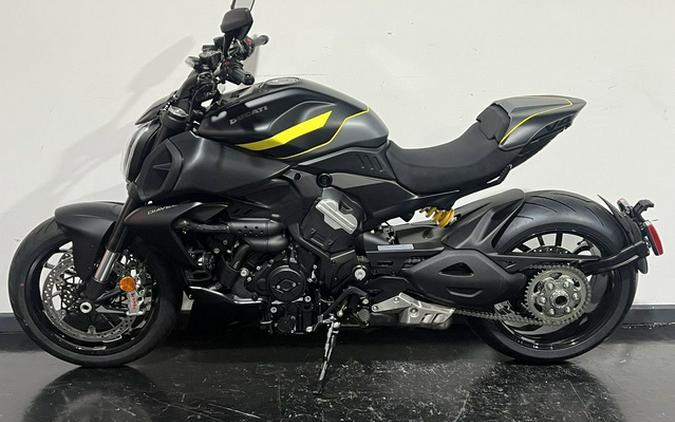 2026 Ducati Diavel V4 Black Roadster