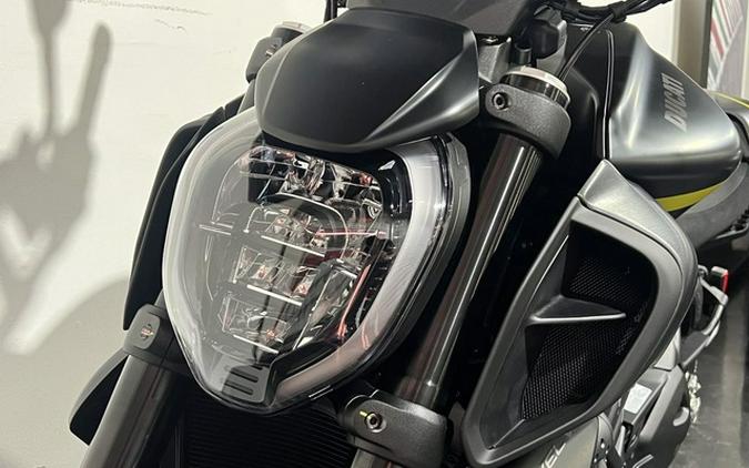 2026 Ducati Diavel V4 Black Roadster