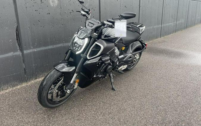 2023 Ducati Diavel V4 Thrilling Black