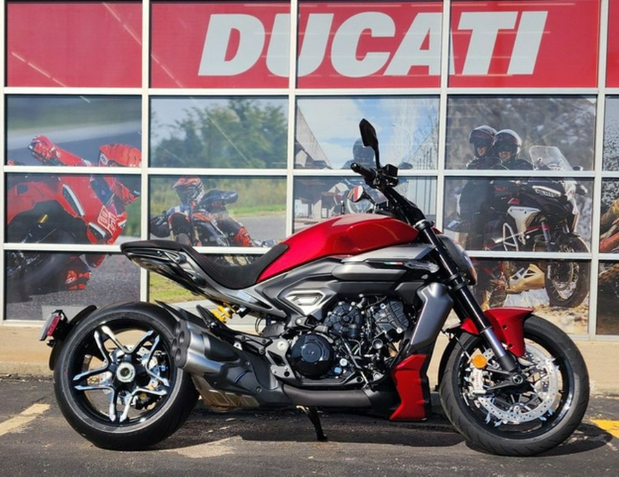2026 Ducati XDiavel V4 Burning Red