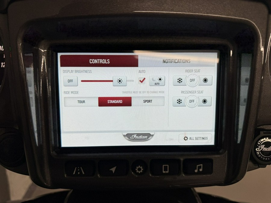 2025 Indian ROADMASTER DARK HORSE WITH POWERBAND AUDIO PACKAGE