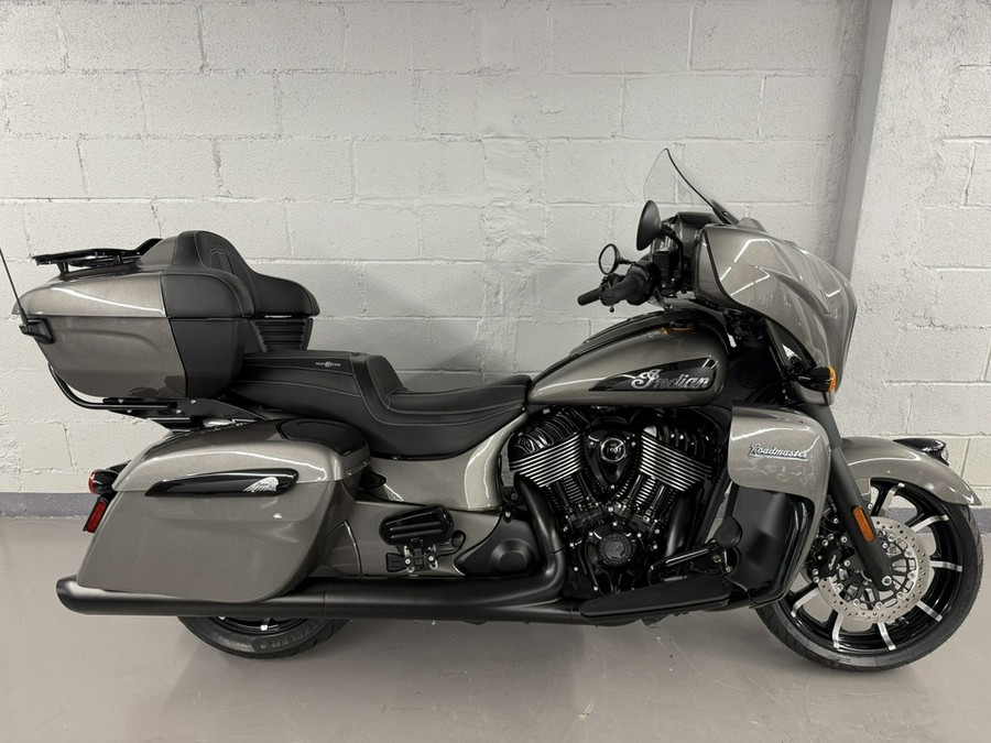 2025 Indian ROADMASTER DARK HORSE WITH POWERBAND AUDIO PACKAGE