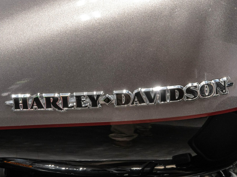 2016 HARLEY-DAVIDSON FLHTK LIMITED in Brilliant Silver/Vivid Black