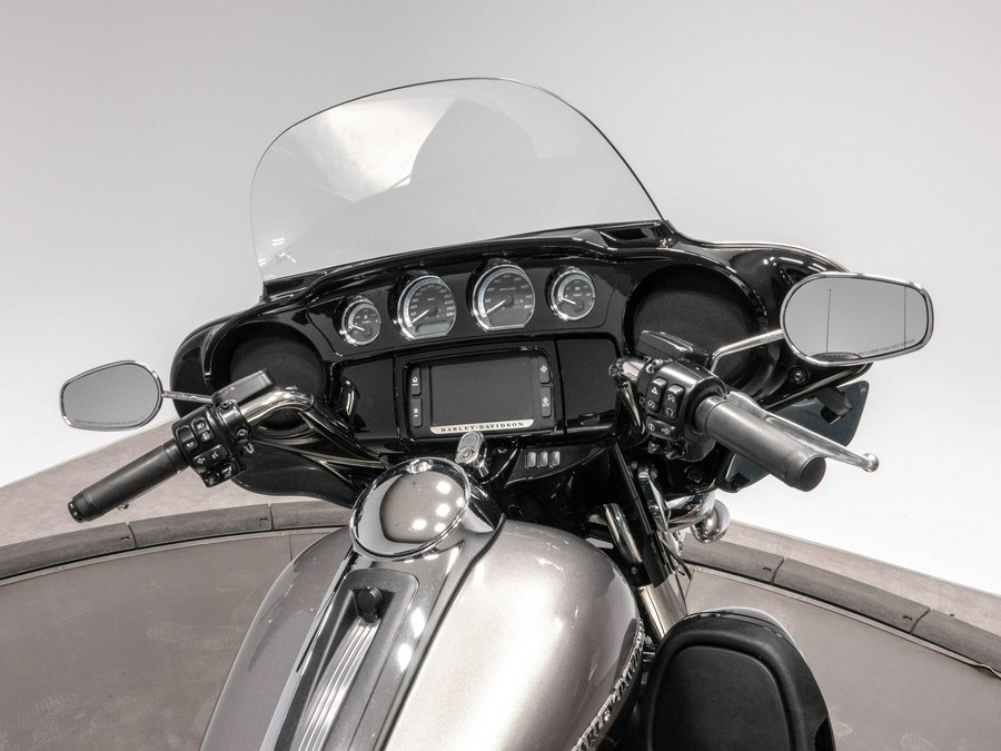 2016 HARLEY-DAVIDSON FLHTK LIMITED in Brilliant Silver/Vivid Black