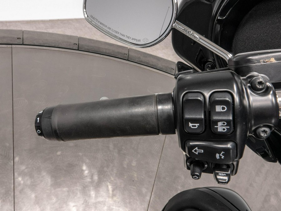 2016 HARLEY-DAVIDSON FLHTK LIMITED in Brilliant Silver/Vivid Black