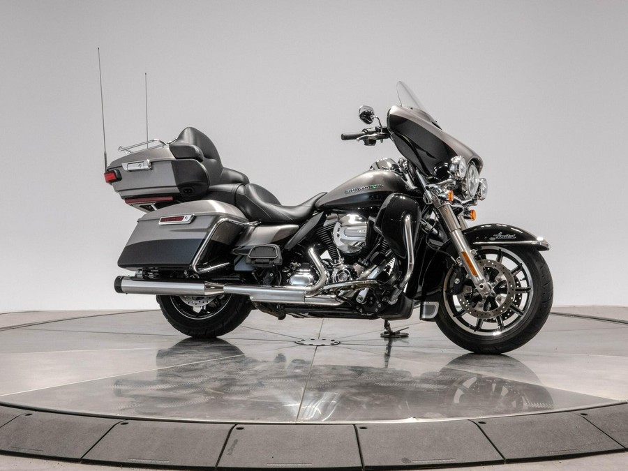 2016 HARLEY-DAVIDSON FLHTK LIMITED in Brilliant Silver/Vivid Black