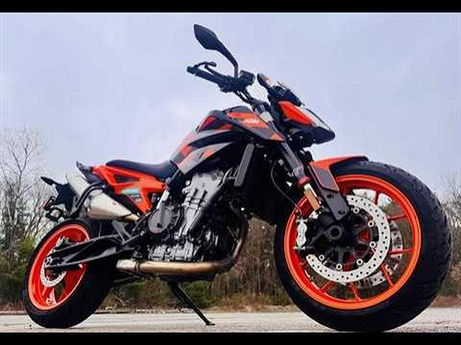 2022 KTM 890 Duke GP