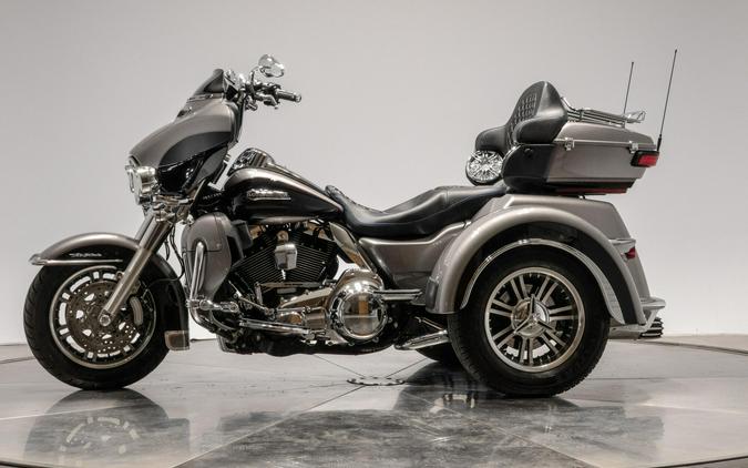 2016 HARLEY-DAVIDSON FLHTCUTG TRI GLIDE ULTRA in Billet Silver/Vivid Black with 24,668 miles