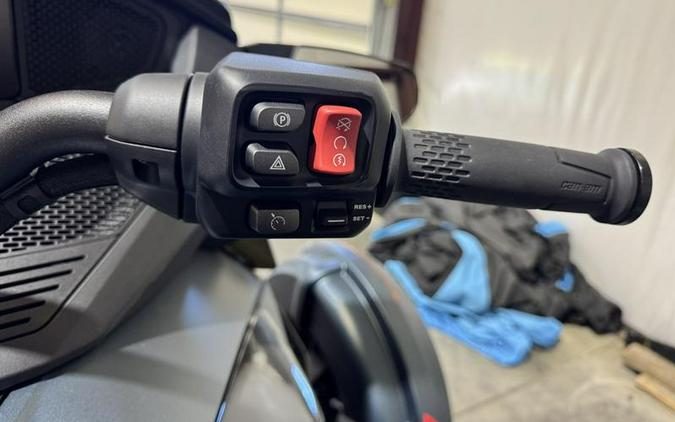 2025 Can-Am® Spyder RT Limited Dark Wheels