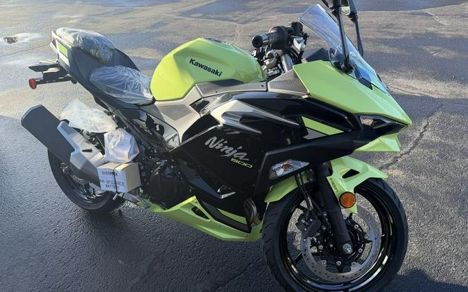 2026 Kawasaki Ninja® 500 ABS Metallic Yellowish Green/Ebony