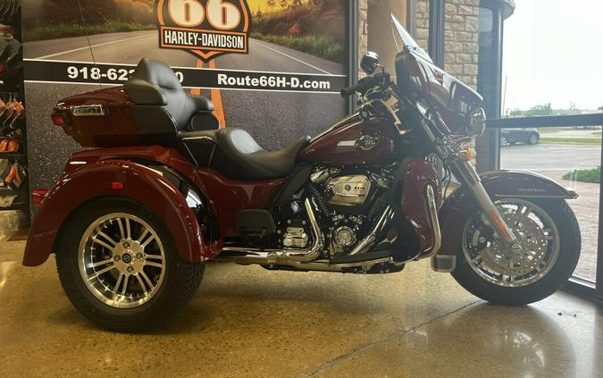 2024 Harley-Davidson Tri Glide Ultra RED ROCK/BLACK W/ PINSTRIPE