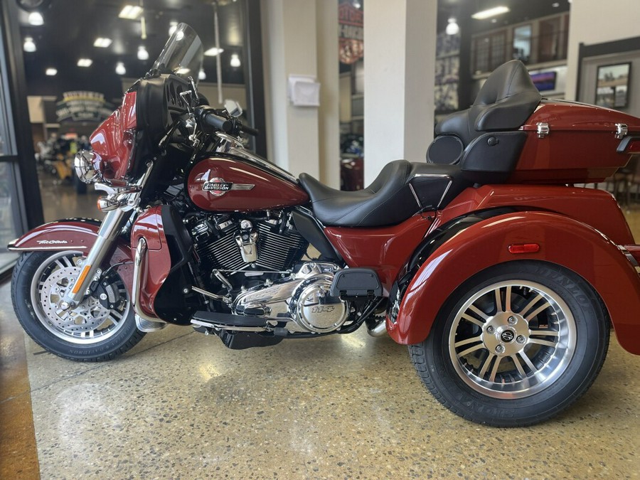 2024 Harley-Davidson Tri Glide Ultra RED ROCK/BLACK W/ PINSTRIPE