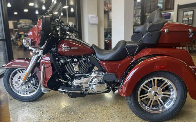 2024 Harley-Davidson Tri Glide Ultra RED ROCK/BLACK W/ PINSTRIPE