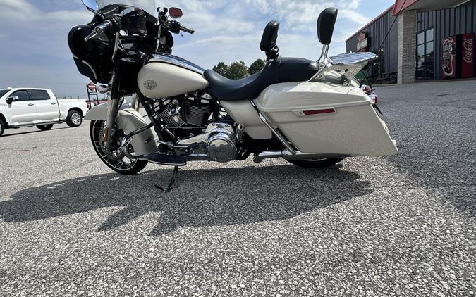 2022 Harley-Davidson® Street Glide® Special White Sand Pearl