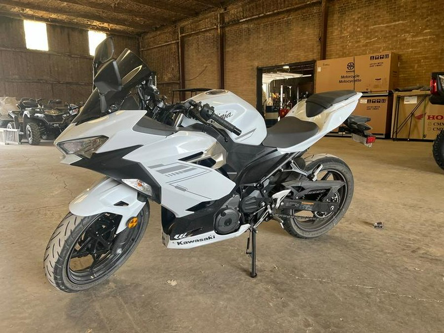 2023 Kawasaki Ninja® 400 Pearl Blizzard White/Metallic Carbon Gray